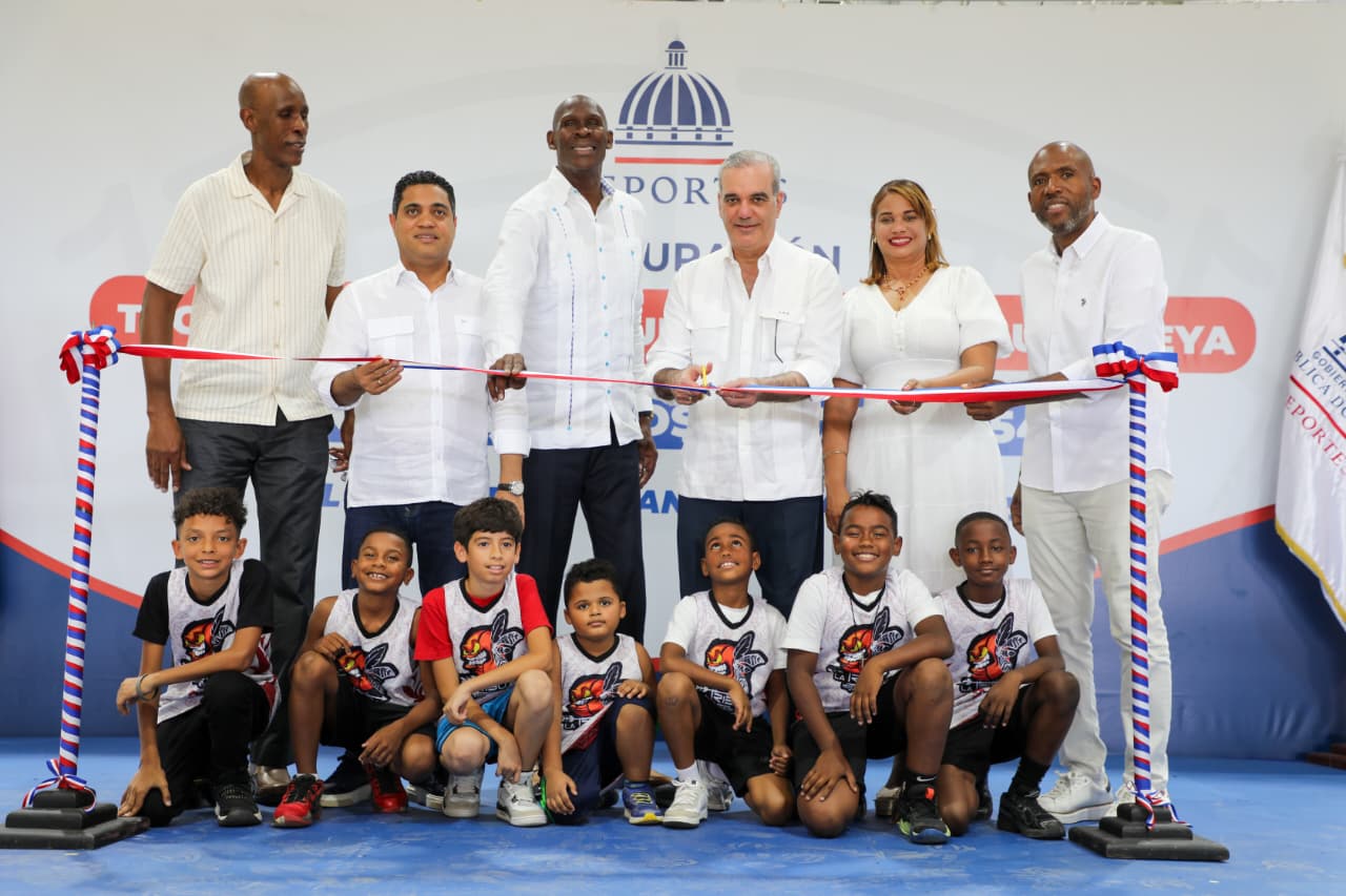 abinader-entrega-moderno-techado-en-la-romana-y-cumple-sueno-deportivo-de-44-anos