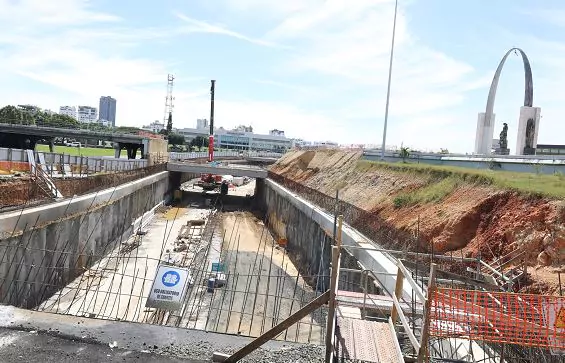 avance-del-tunel-en-la-plaza-de-la-bandera-divide-opiniones-entre-conductores