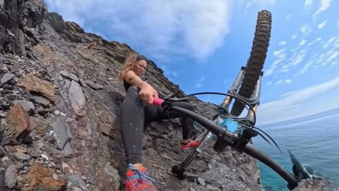 ciclista-e-influencer-cae-por-un-barranco-y-el-video-desata-polemica-en-redes-¿sucedio-de-verdad?