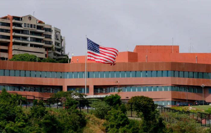 la-bandera-de-eeuu.-vuelve-a-ondear-en-venezuela-tras-siete-anos