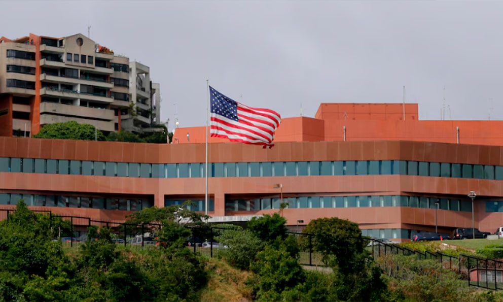 la-bandera-de-eeuu.-vuelve-a-ondear-en-venezuela-tras-siete-anos