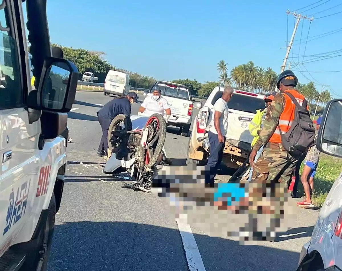dos-personas-mueren-en-accidente-entre-motocicleta-y-camioneta-en-la-autovia-del-este