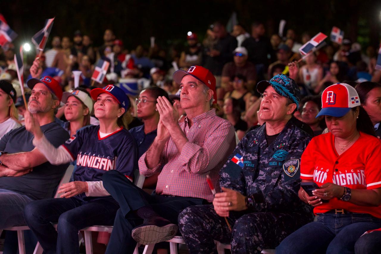 abinader-comparte-con-fanaticos-en-el-malecon-durante-semifinal-rd–ee-uu.-del-clasico-mundial