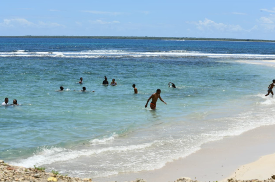 banistas-desafian-lluvias-y-visitan-playas-de-la-romana