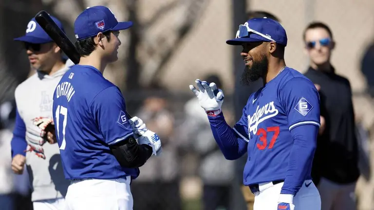 teoscar-hernandez-anima-a-los-dodgers-con-leccion-improvisada-de-espanol-en-pleno-partido