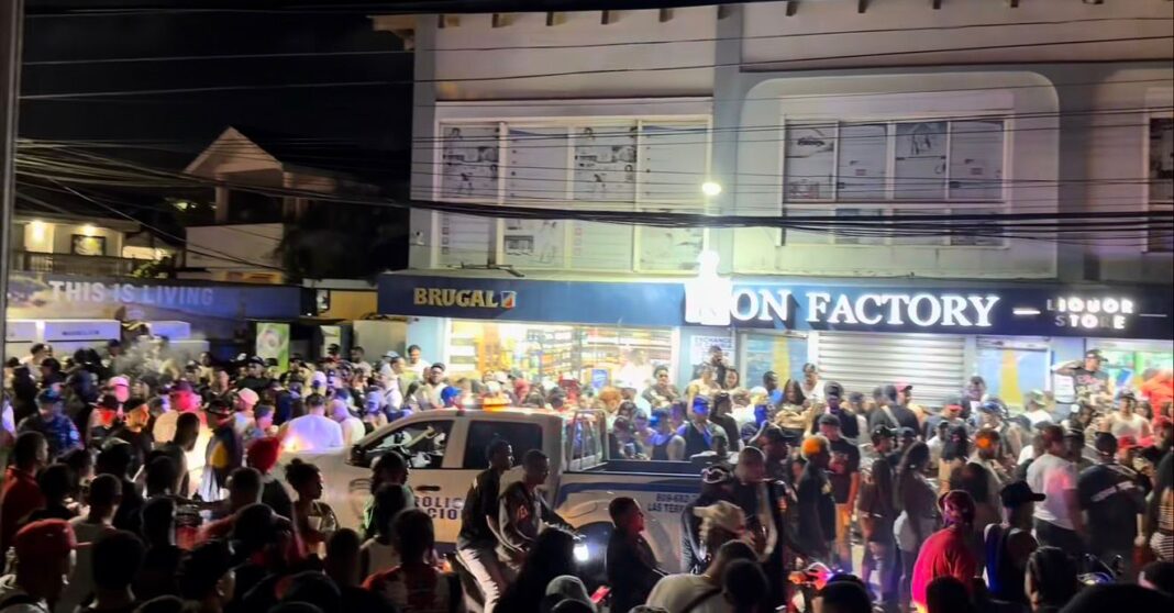 masiva-afluencia-de-visitantes-en-las-terrenas-la-noche-de-este-jueves-santo