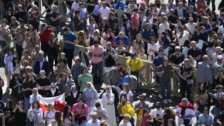 papa-leon-xiv-advierte-sobre-las-noticias-falsas-y-llama-a-invocar-la-paz-en-pascua