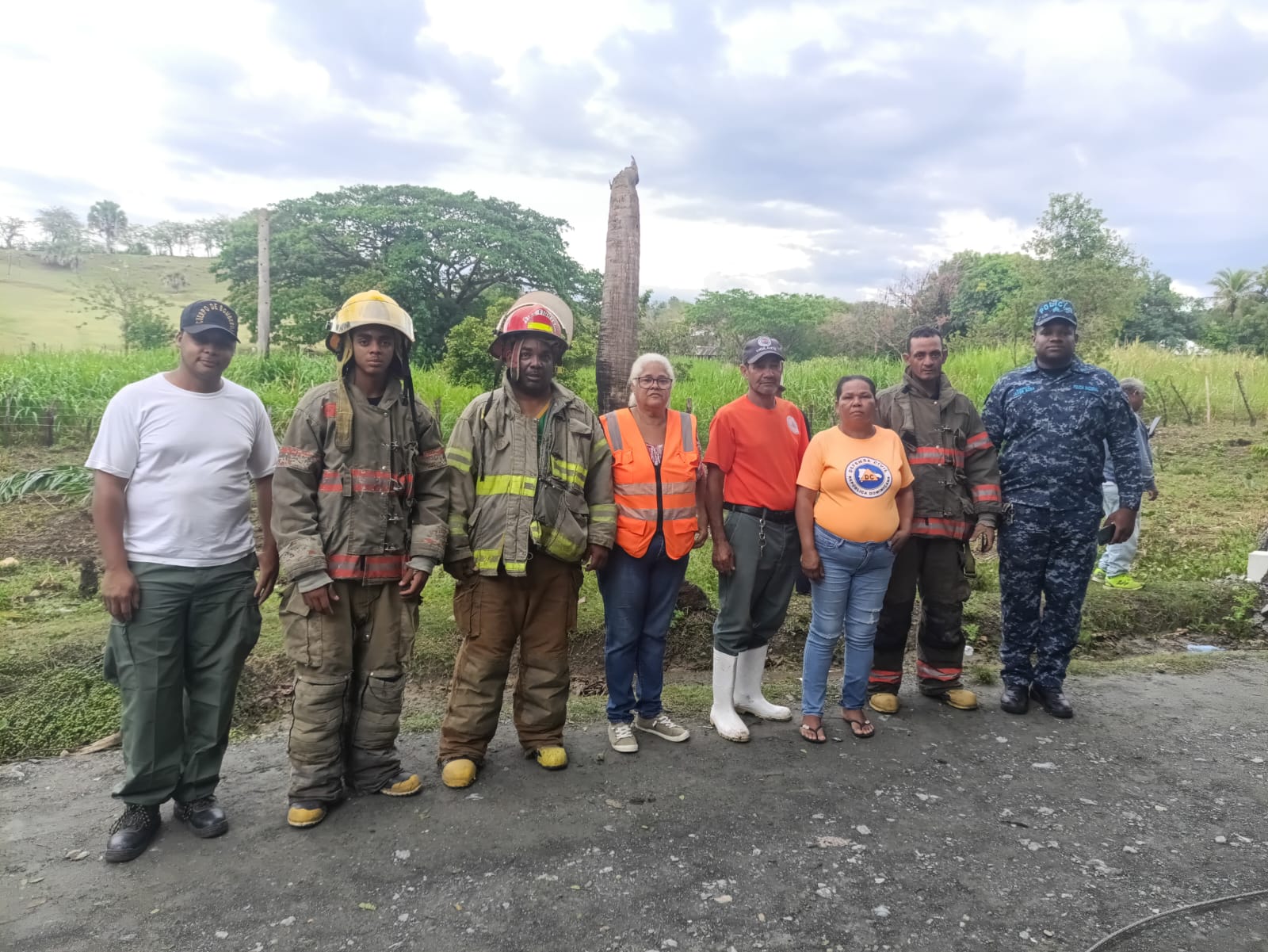 lluvias-y-fuertes-vientos-derriban-poste-sobre-vehiculo-en-santiago-rodriguez