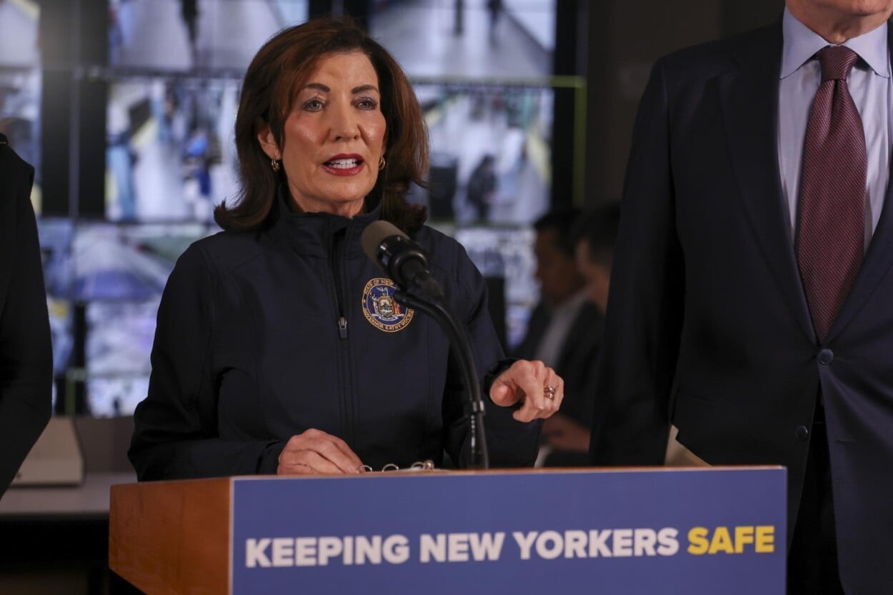 critican-a-gobernadora-de-nueva-york-por-propuesta-sobre-cooperacion-entre-policia-y-ice