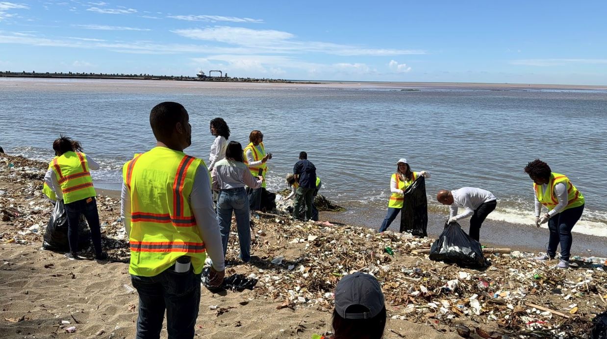 voluntarios-realizan-jornada-de-limpieza-en-playa-montesinos-y-recolectan-mas-de-300-fundas-de-desechos