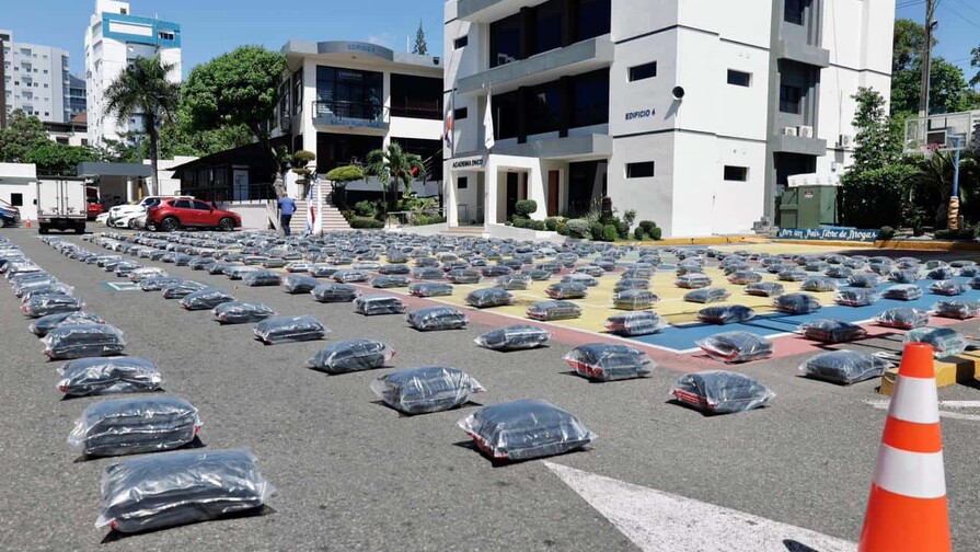 incautan-mas-de-1,100-paquetes-de-marihuana-ocultos-en-furgon-en-puerto-plata