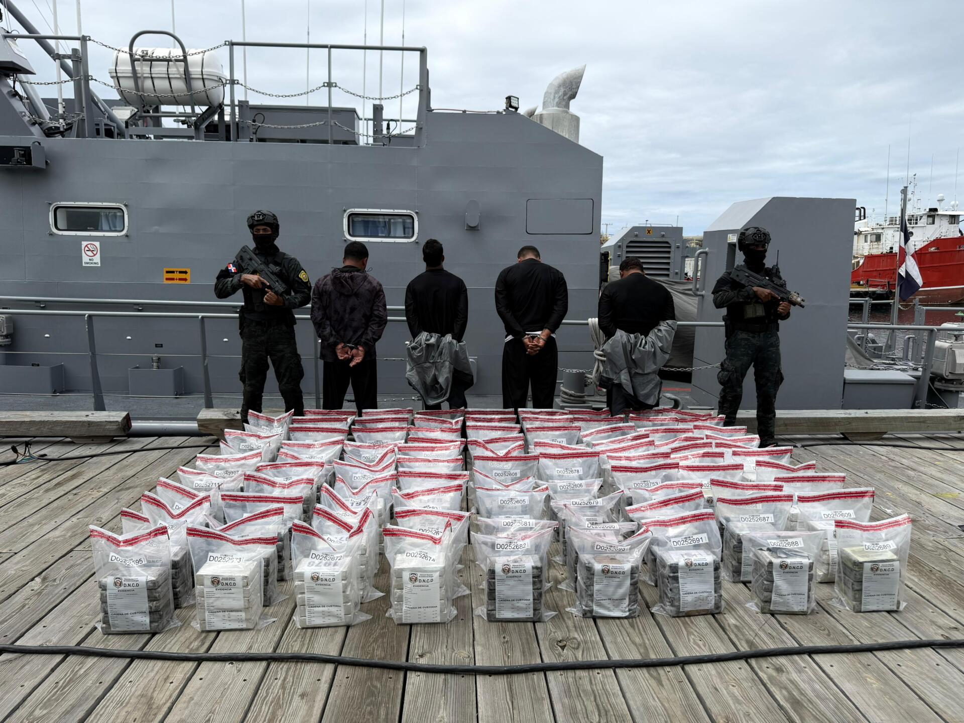 incautan-450-paquetes-de-presunta-cocaina-tras-persecucion-maritima-en-costas-de-bani