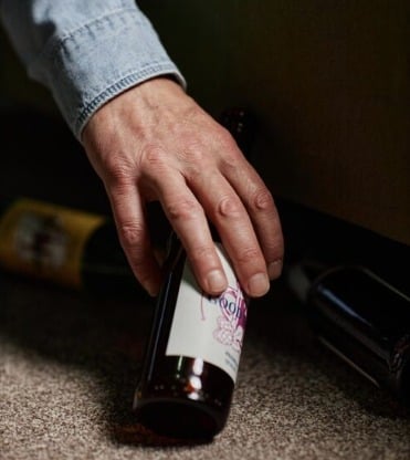 se-viraliza-video-de-periodistas-robando-vinos-y-whisky-en-atentado-contra-trump