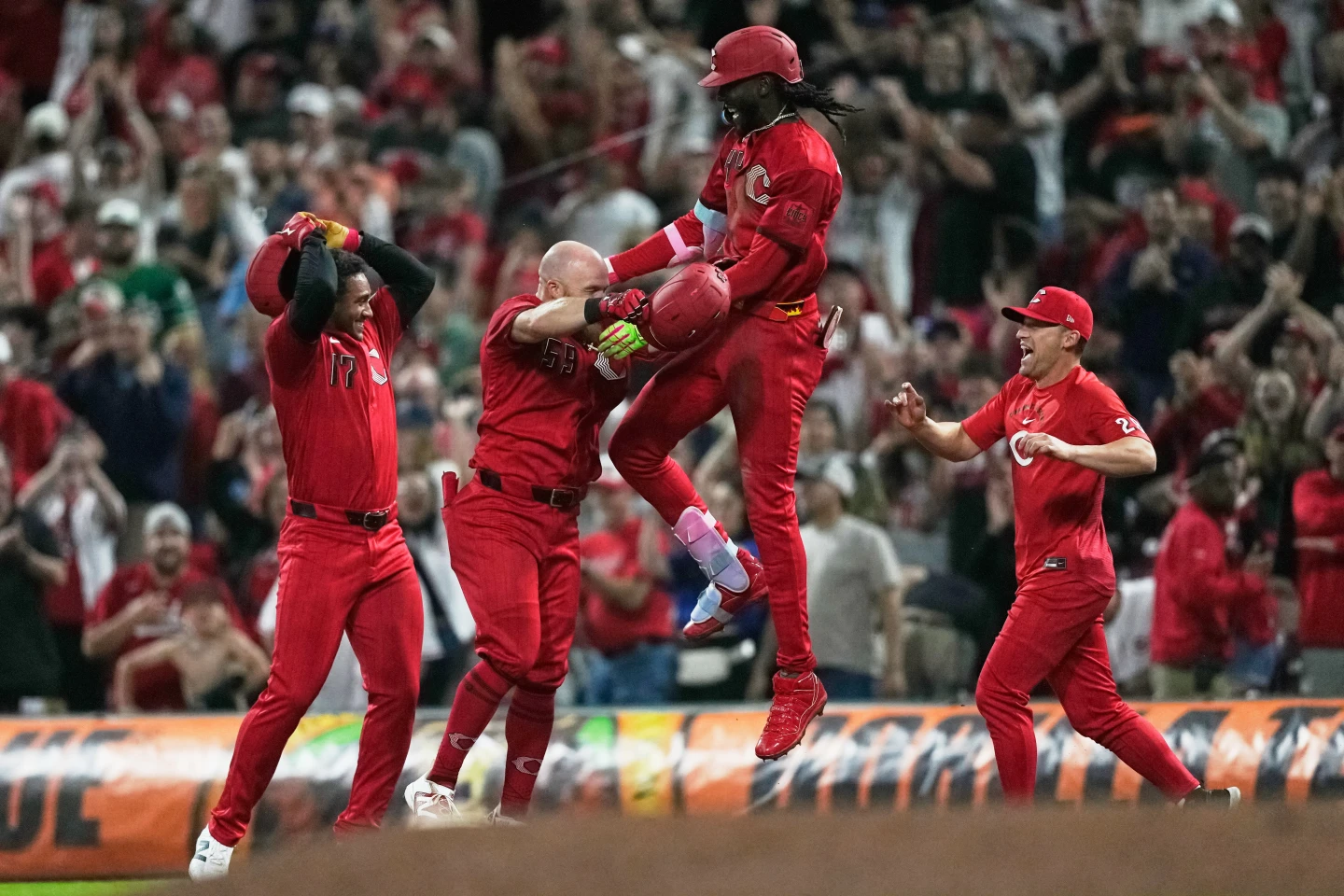 jonron-de-elly-de-la-cruz-impulsa-victoria-de-reds-ante-cardinals