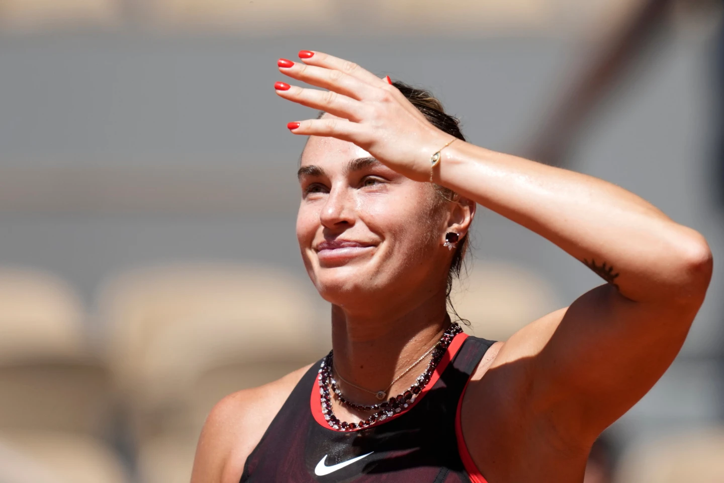sabalenka-aprovecha-ola-de-calor-y-avanza-con-autoridad-en-roland-garros