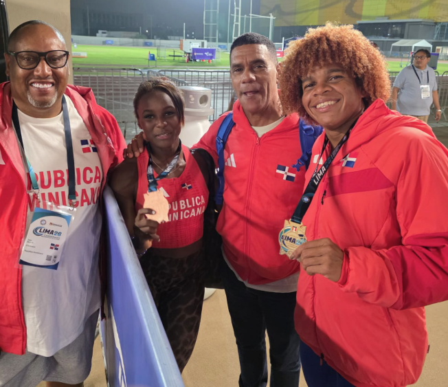 rd-conquista-oro-en-relevo-mixto-4×400-en-iberoamericano