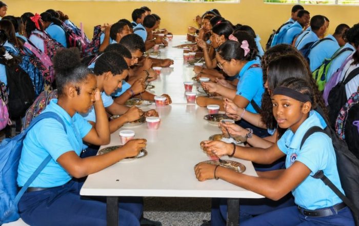 leche,-huevos,-pan,-viveres,-carnes,-ensaladas-y-frutas-desayunan-y-almuerzan-estudiantes-de-escuelas