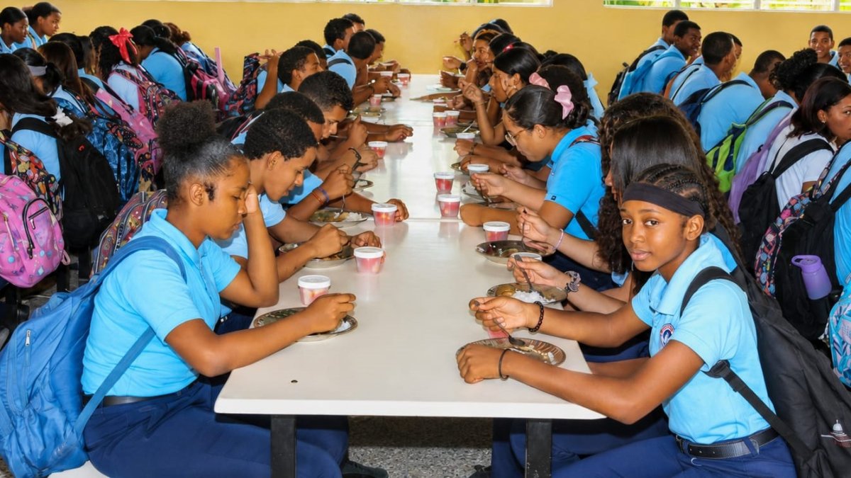 leche,-huevos,-pan,-viveres,-carnes,-ensaladas-y-frutas-desayunan-y-almuerzan-estudiantes-de-escuelas