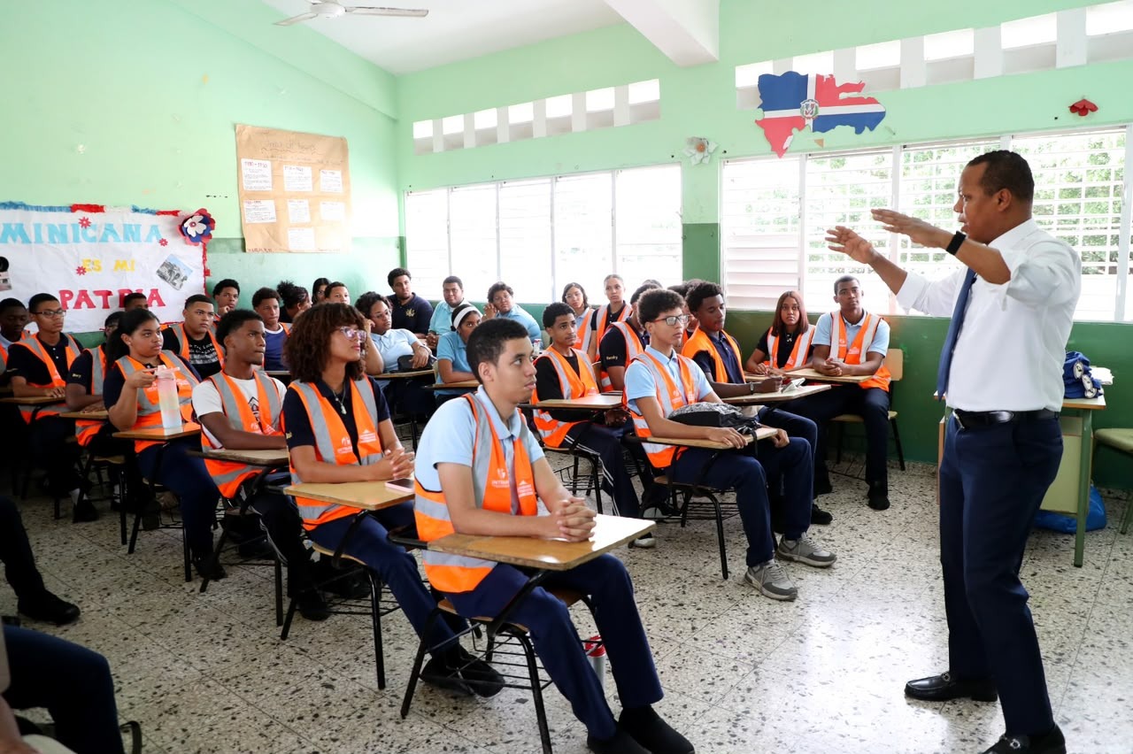 director-del-intrant-imparte-clases-de-educacion-vial-a-estudiantes-de-sexto-de-bachillerato