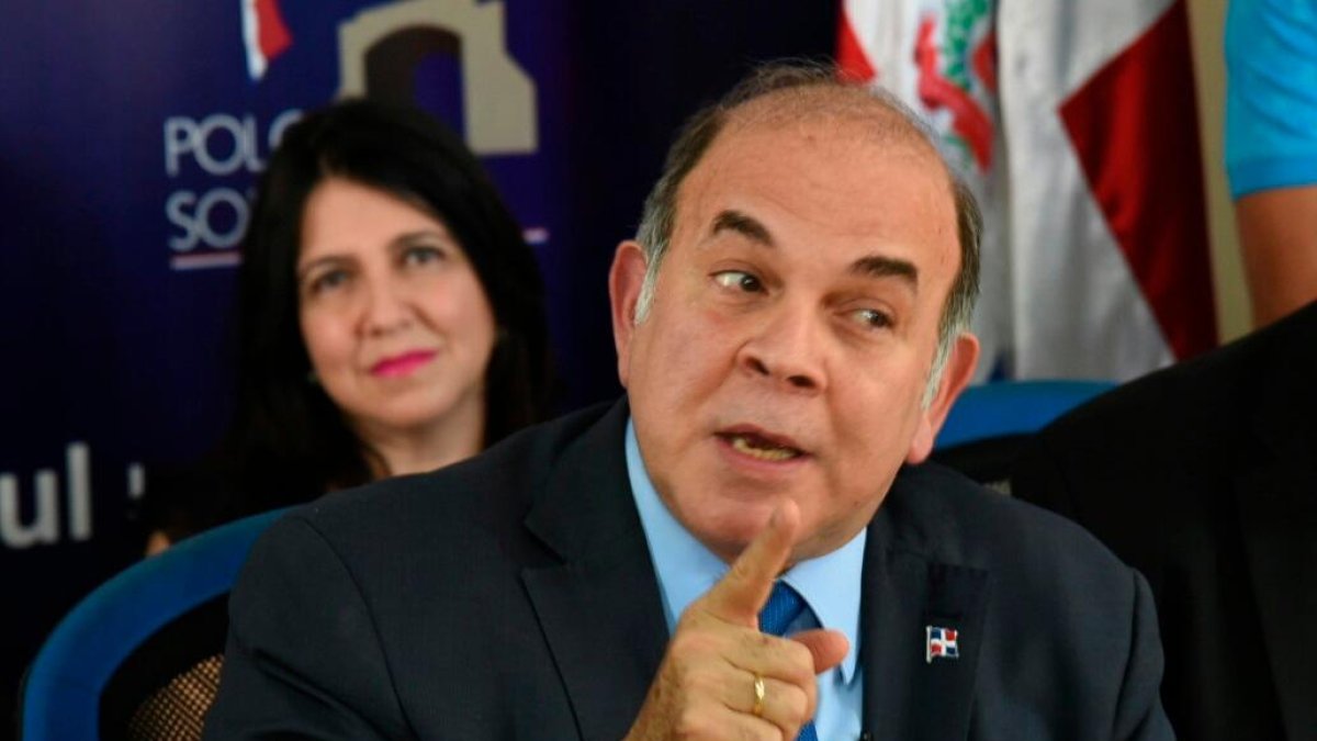 pelegrin-castillo-alerta-sobre-peligro-de-intervencion-extranjera