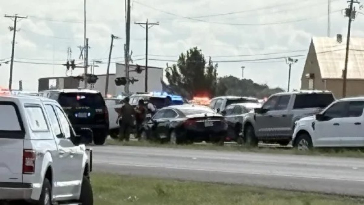 hombre-armado-se-atrinchera-tras-dejar-un-muerto-y-11-heridos-en-texas