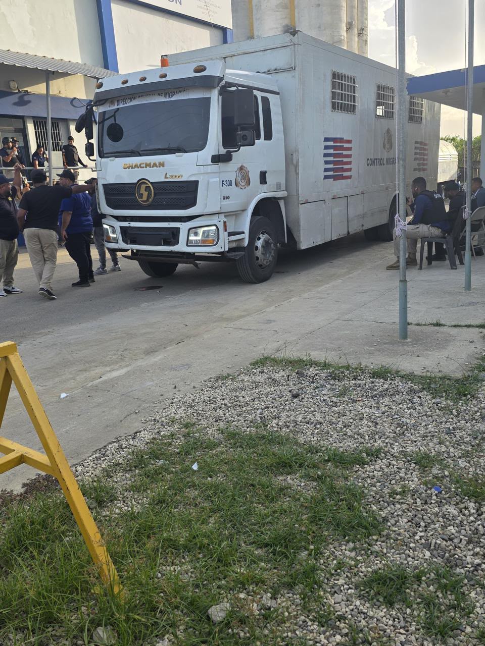 dgm-detiene-a-dos-empleados-por-trafico-irregular-de-haitianos-en-vehiculos-oficiales