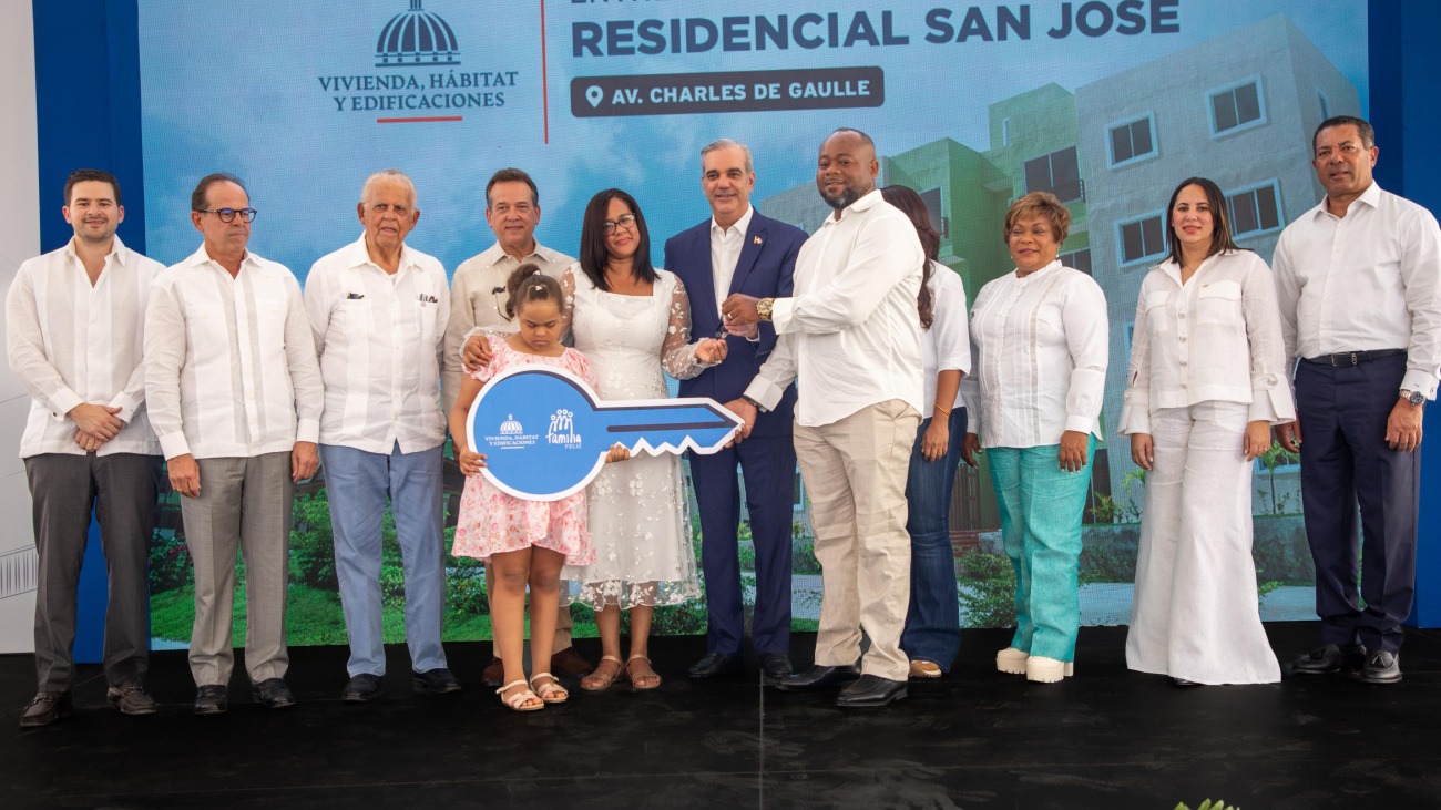 abinader-entrega-700-apartamentos-del-plan-familia-feliz-en-sdn