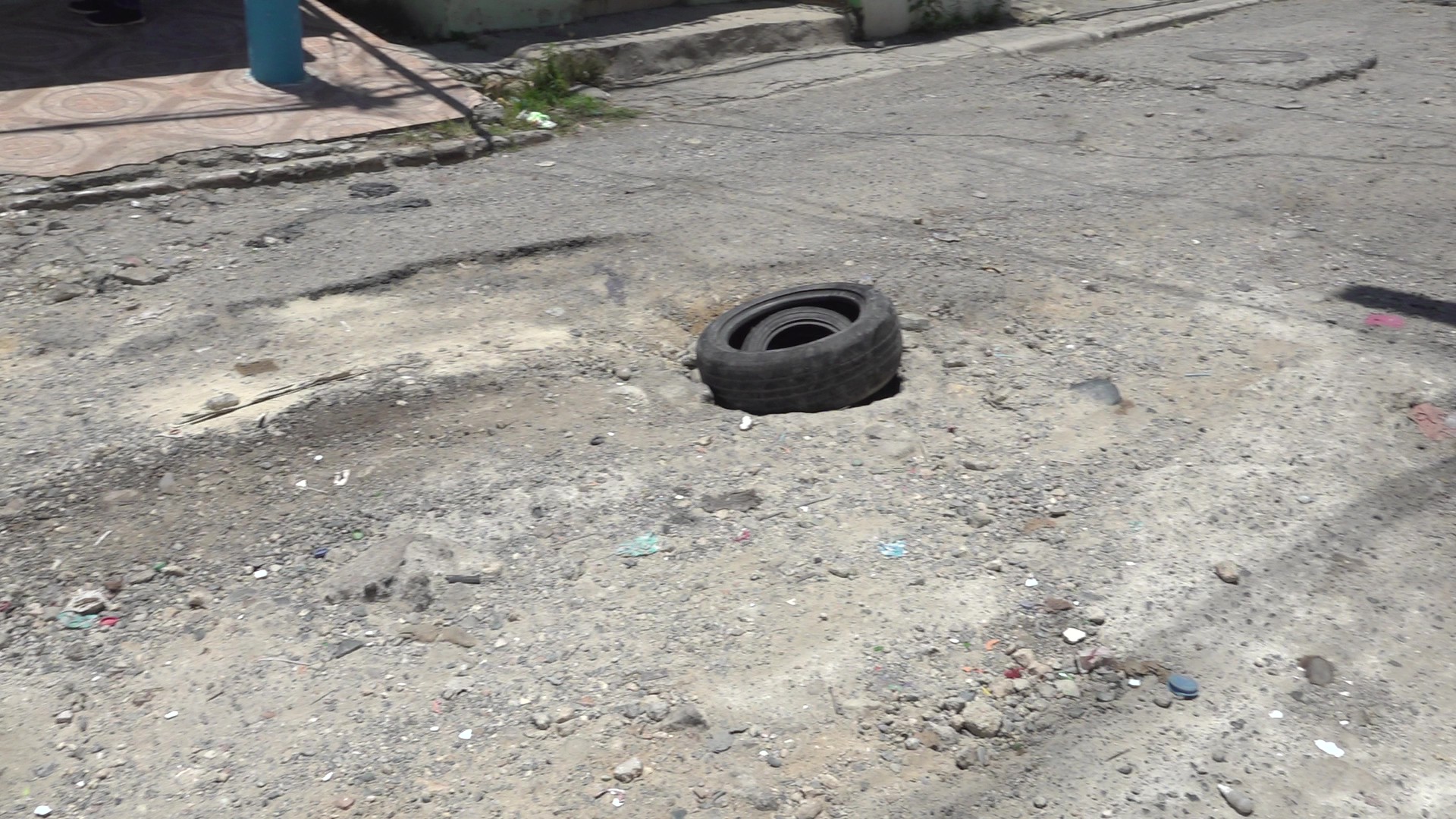 “hoyos-y-mas-hoyos”-en-villa-duarte:-comunitarios-denuncian-calle-deteriorada-y-peligro-constante