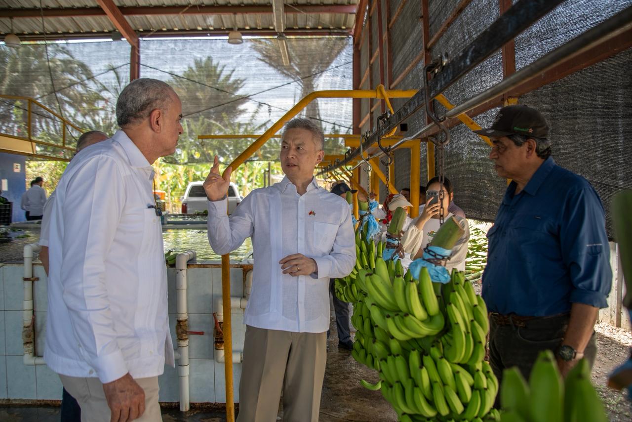 embajador-de-china-visita-agroesa-y-destaca-cooperacion-comercial-el-sector-agropecuario