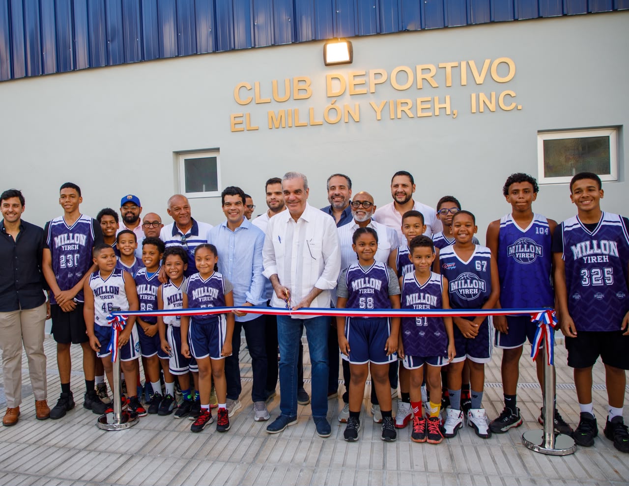 abinader-entrega-renovado-el-club-deportivo-el-millon-yireh-en-el-distrito-nacional