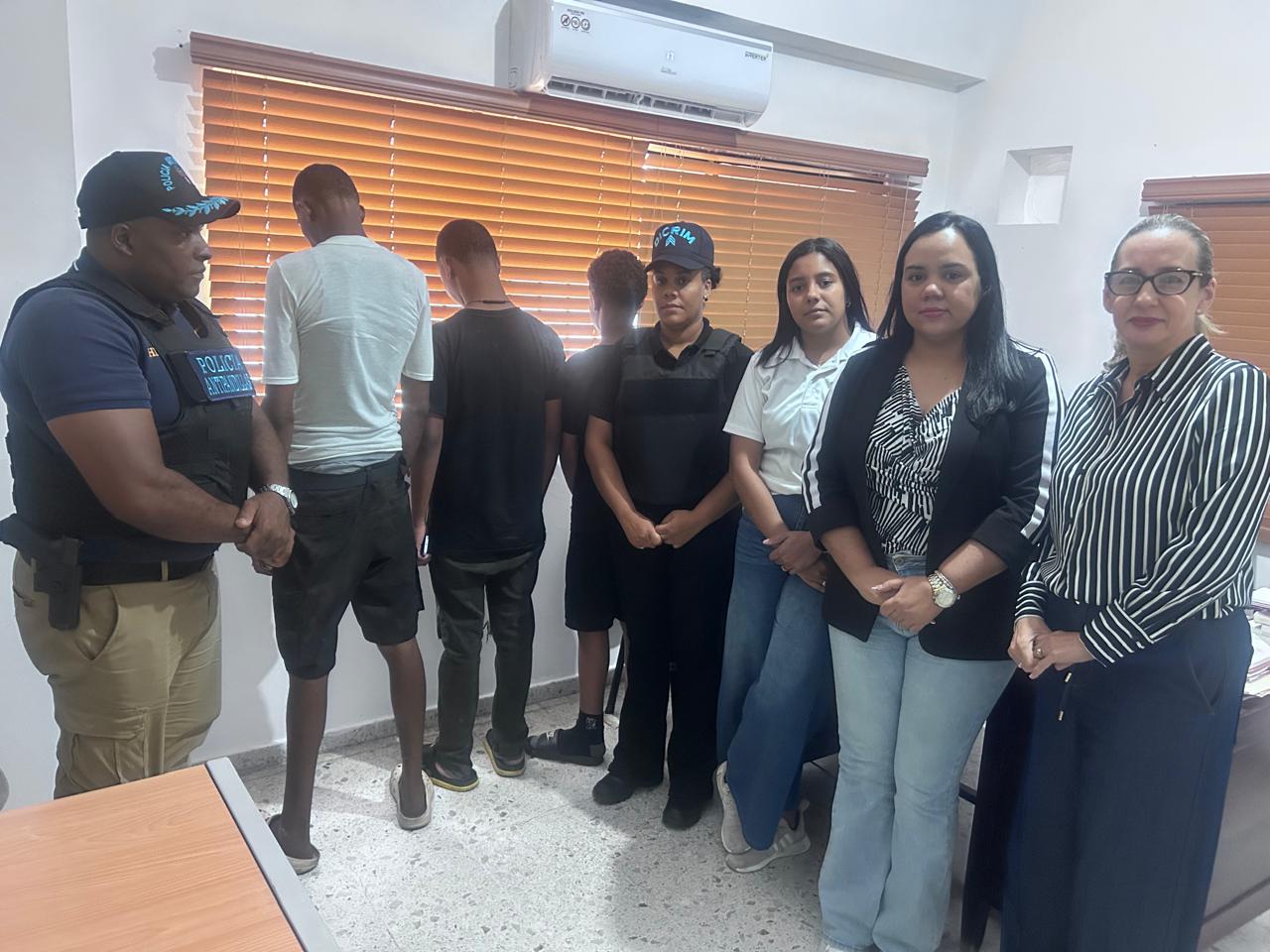 pn-rescata-a-siete-menores-que-trabajaban-como-“limpia-vidrios”-en-sfm