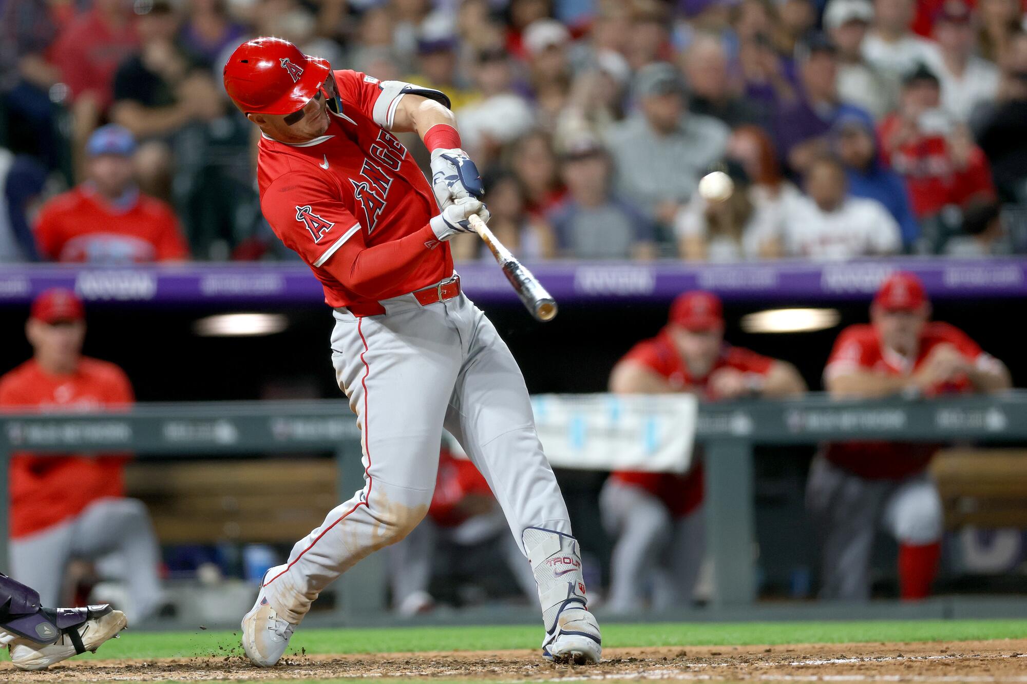 mike-trout-pega-jonron,-adell-conecta-dos-vuelas-cercas-y-angelinos-dan-paliza-13-1-a-rangers