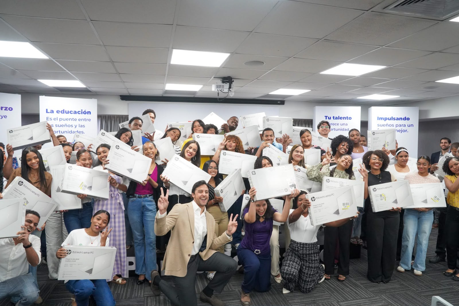 raymond-rodriguez-entrega-laptops-a-56-estudiantes-meritorios-mediante-la-fundacion-gbc