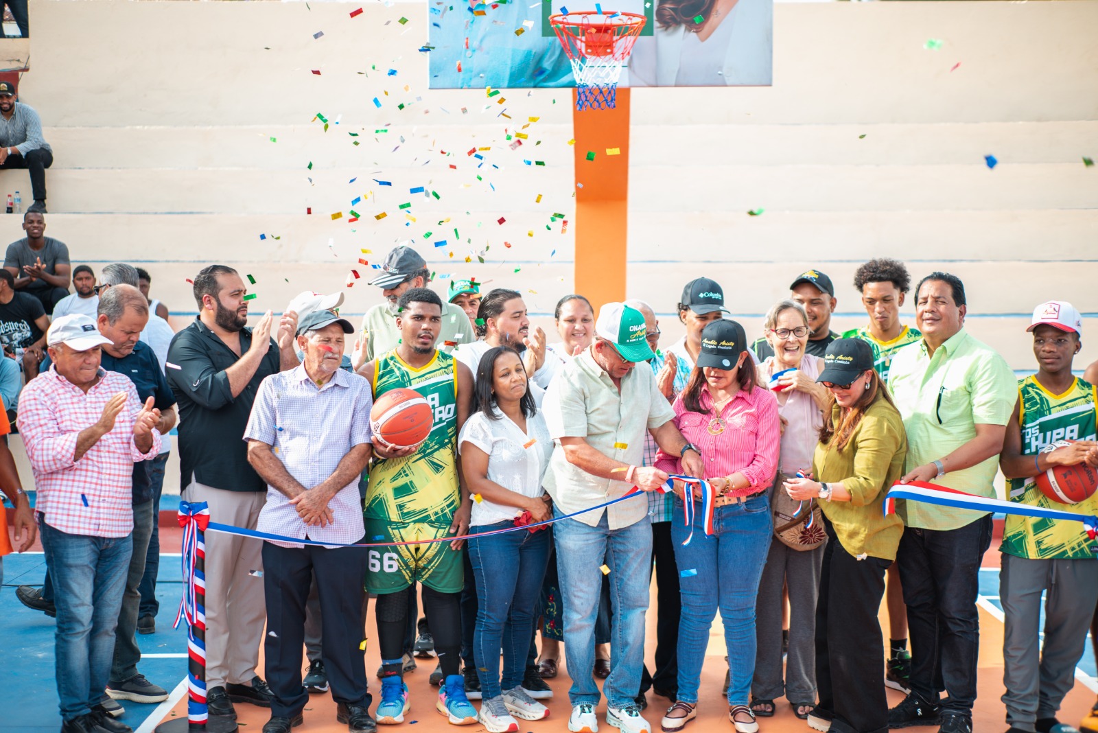 familia-aristy-cedeno-inaugura-reconstruccion-de-cancha-de-baloncesto-en-la-seccion-el-bonao