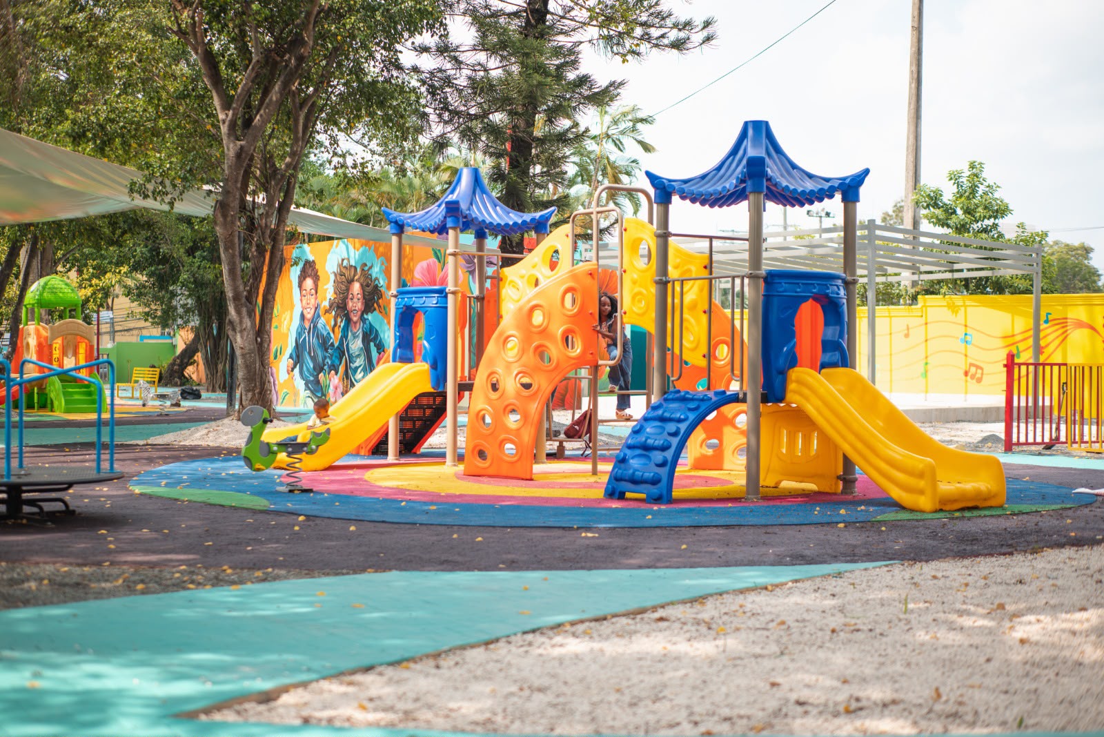 alcaldia-de-higuey-entrega-parque-infantil-“el-mundo-de-los-colores”,-un-espacio-moderno-e-inclusivo-para-la-ninez