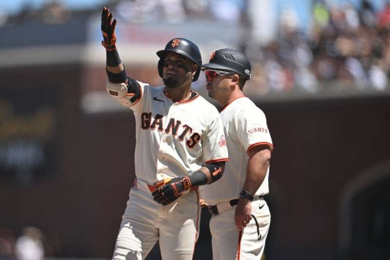 luis-arraez-conecta-cuatro-hits-y-los-gigantes-aplastan-a-los-cerveceros-16×3