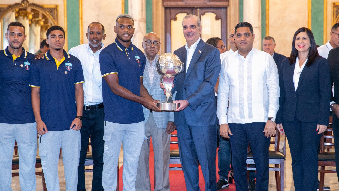abinader-recibe-al-campeon-salcedo-futbol-club-tras-historico-triunfo-en-la-ldf