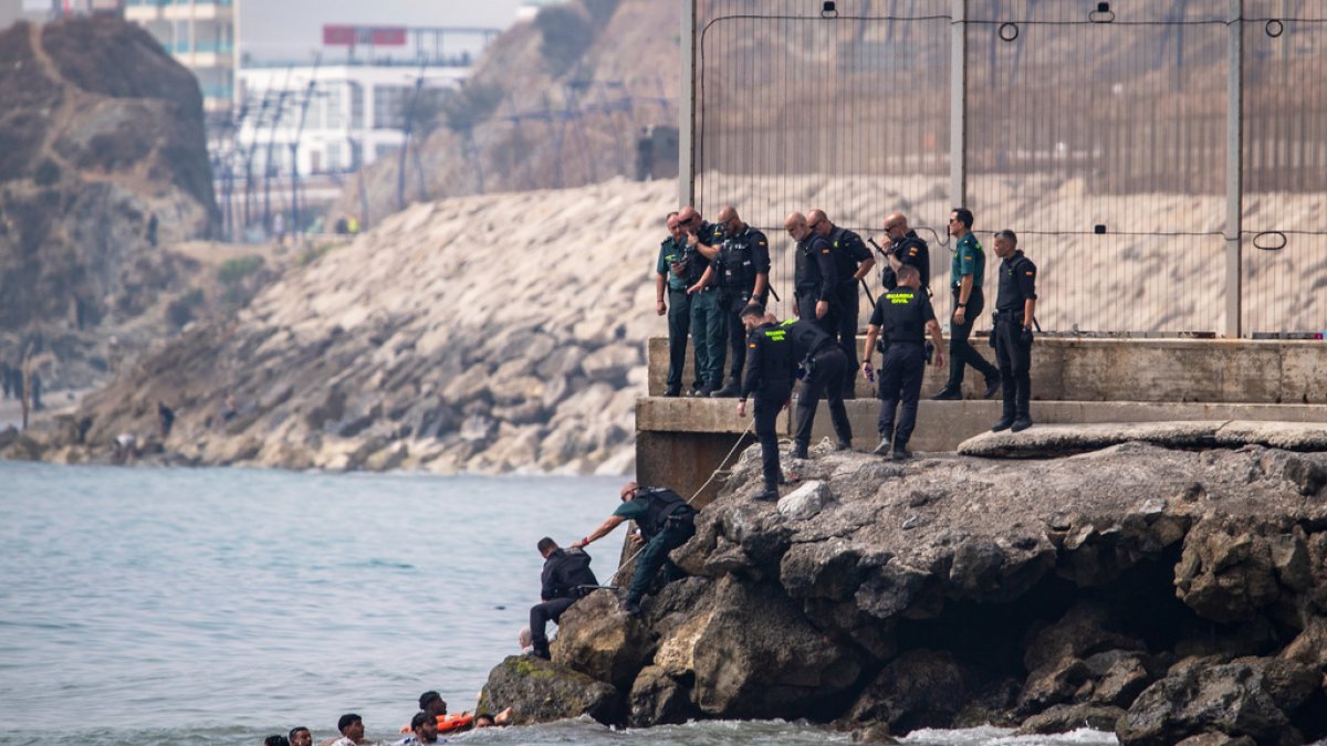 espana-despliega-el-ejercito-en-ceuta-tras-irrupcion-de-miles-de-inmigrantes-con-nueve-muertos