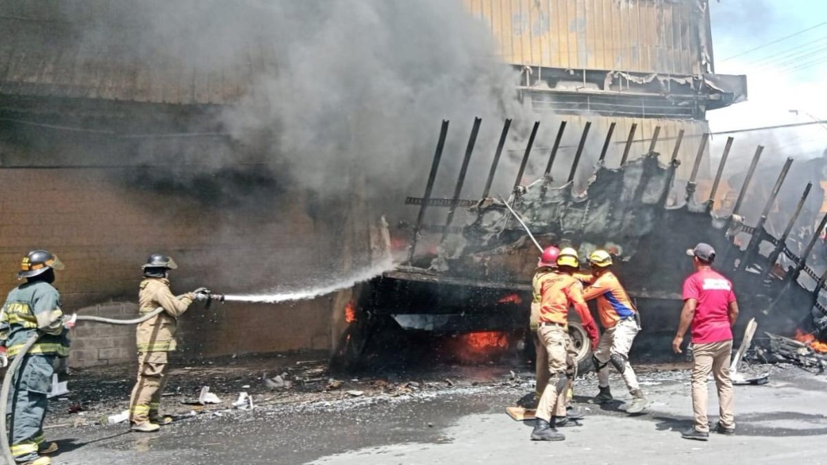 apresan-17-por-saquear-tienda-l&r-durante-incendio-en-santo-domingo-este
