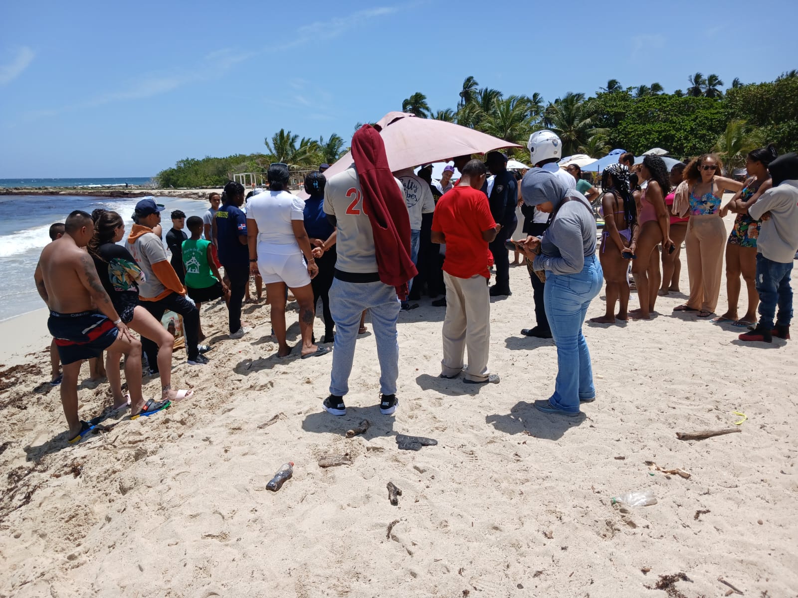adolescente-de-15-anos-fallece-por-ahogamiento-en-playa-oasis-de-juan-dolio,-spm