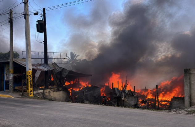 incendio-afecta-plaza-oasis-en-villa-mella