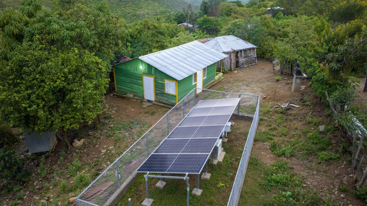 111-familias-de-pedro-santana-reciben-electricidad-mediante-sistemas-solares