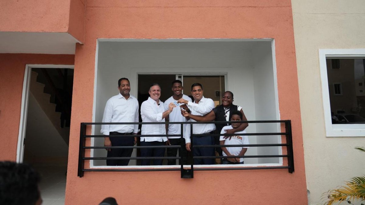un-hogar-seguro-para-un-campeon:-mived-y-miderec-entregan-apartamento-a-christopher-melenciano