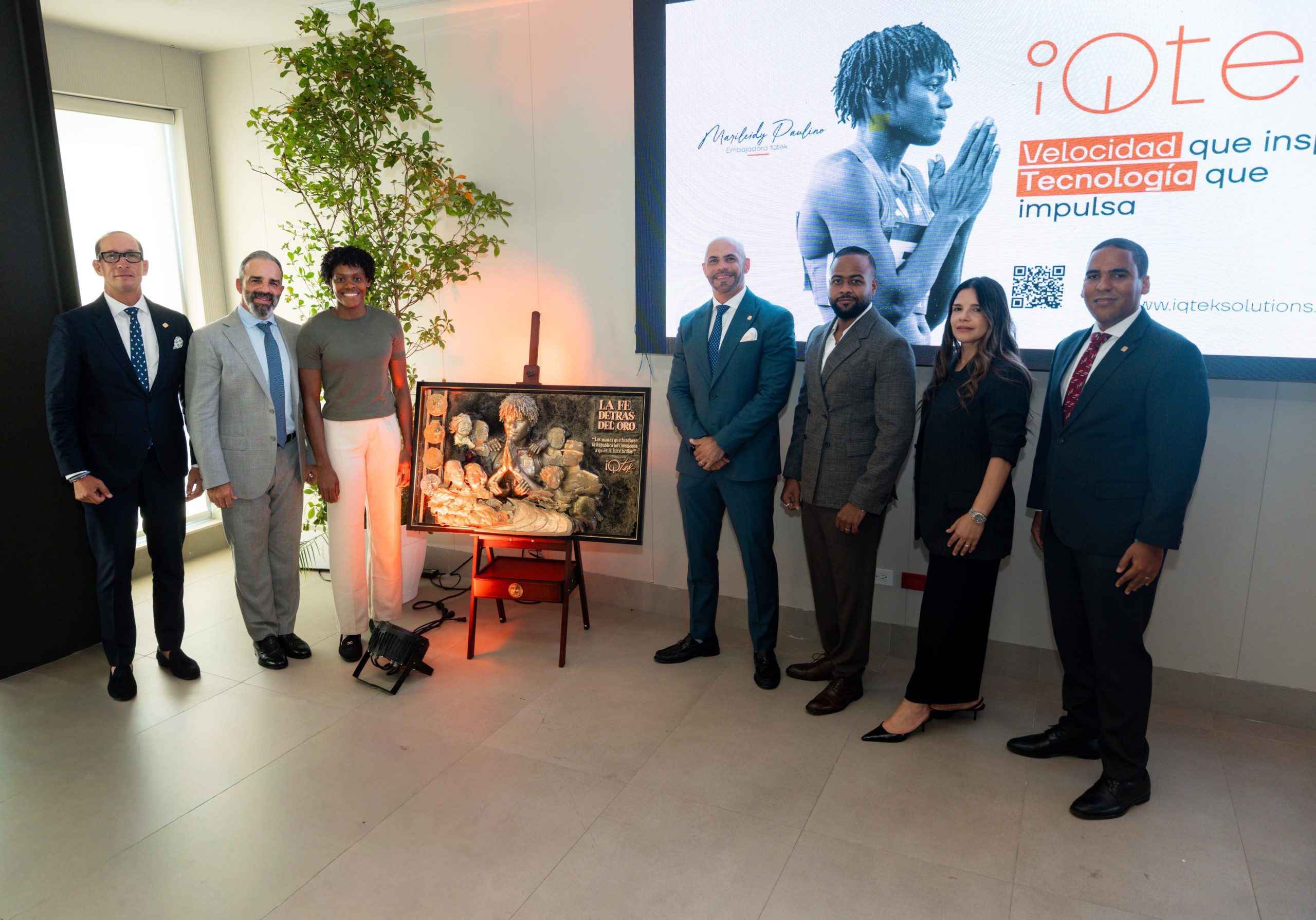 iqtek-homenajea-a-marileidy-paulino-con-una-escultura-que-celebra-sus-triunfos-y-el-orgullo-dominicano