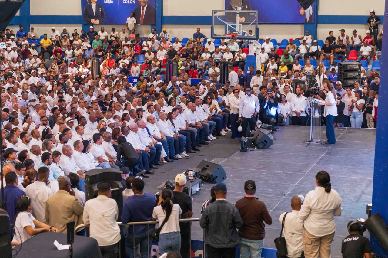 carolina-mejia-suma-apoyo-de-anny-mambru-y-jesus-colon-en-santo-domingo-este