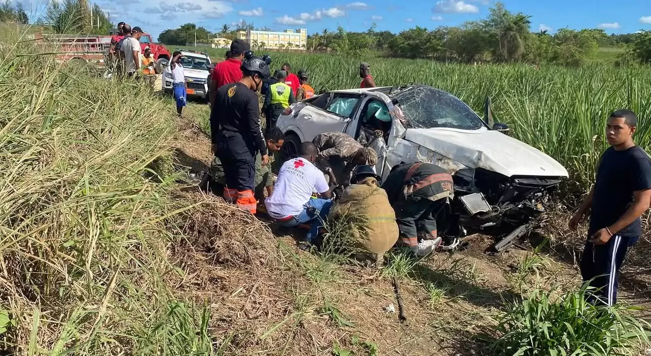 dos-personas-mueren-en-accidente-entre-carro-y-motocicleta-en-higuey