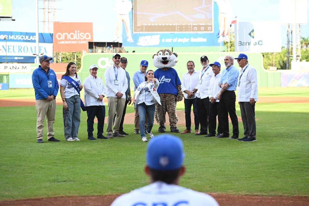 embajadora-de-ee-uu.-realiza-lanzamiento-de-honor-en-partido-entre-licey-y-escogido