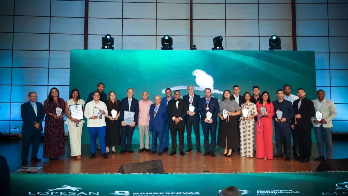 premio-nacional-de-turismo-reconoce-a-destacadas-figuras-en-una-noche-de-homenaje-y-celebracion