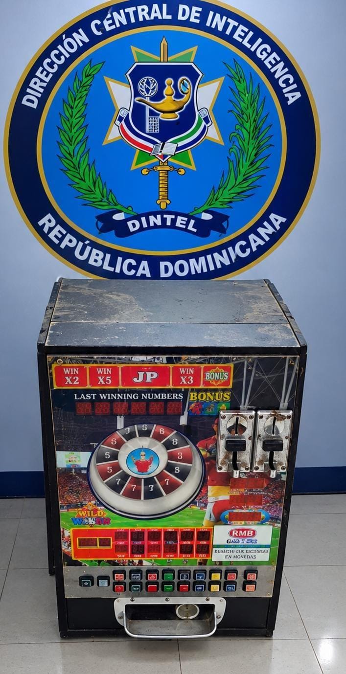 policia-ocupa-maquinas-tragamonedas-y-presunta-marihuana-en-montecristi